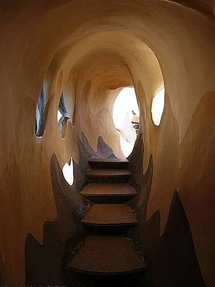 Весь пансион очень естественный, так как даже коридоры выглядят как туннели или пещеры, и вся структура заставляет вас больше думать о создании материнской природы, а не о строительстве человека. В любом случае, он был открыт для публики в 1990 году и с тех пор завоевал международную известность, считаясь одним из самых странных зданий в мире. Вы можете сделать бронирование онлайн за номер по цене от $ 23-69.