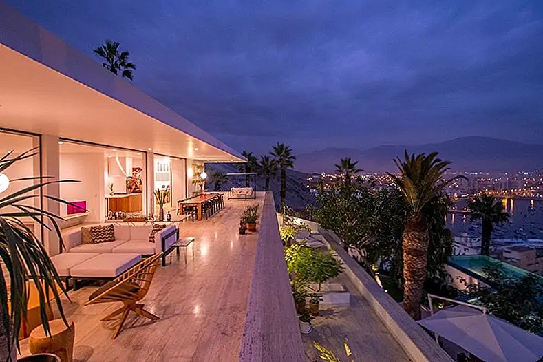 Hillside Home Remodel С видом на океан в Лиме, Перу