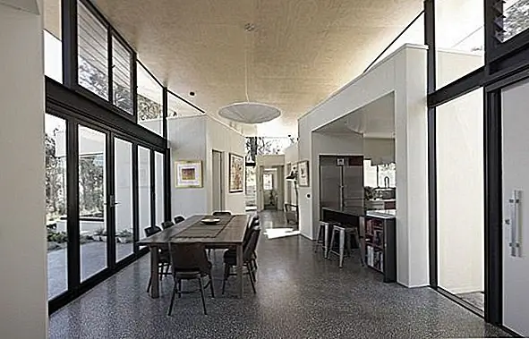 Все место выглядит как куча маленьких домов, распределенных беспорядочно, следуя не одному традиционному правилу строительства и декорирования под большой крышей, которая их покрывает. Важно отметить, что крыша возвышается чуть выше потолка актуала, позволяя больше света чтобы войти и создать ощущение огромного пространства, в котором природа может заглянуть неохотно.