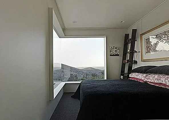 Это помещение площадью 135 квадратных метров чувствует себя комфортно в своих современных приборах, современных строительных материалах и цветах, а также молодое прикосновение, данное Джульеттой Мур и Бен Эдвардс. Отсутствие близости, которое может возникнуть с большими окнами и стеклянными дверями, компенсируется диким форестом окружая всю площадь, создавая для вас идеальную среду обитания. {pics by Peter Bennetts и найденный в день}