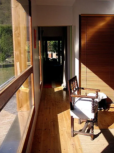 Но все, что они объединяют, - это современный и простой стиль. Приятно, как все материалы и узоры работают вместе и образуют полный и уравновешенный образ. И все разные цвета также работают вместе, чтобы сформировать дополнительные и красочные изображения. Это красивый дизайн, современный и элегантный, а также стильный. В целом, это необычное место с необычным дизайном, но кажется очень теплым и уютным. Это было бы прекрасное место для отдыха, идеально подходящее для отдыха.