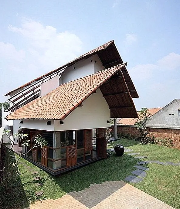 Частные площади дома расположены на верхнем уровне. Таким образом, есть много свежего воздуха и обширные виды на деревья. На первом этаже расположены общественные и полуобщественные места. Там есть огромная гостиная, в которой нет стен и даже не стекла, будучи полностью открытым пространством. Существует также небольшая жилая зона, которая действует как приветственная область и связана с верхним уровнем. Внутренний декор имеет открытые балки и белые стены. Остальное довольно просто. {Pics by Fernando Gomulya и найденный в Archdaily}