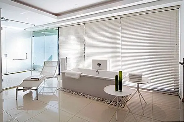 Кухня - полуоткрытое пространство. Он имеет кухонный остров, который также может служить баром или рабочим пространством. В обеденной комнате есть стеклянные стены с двух сторон. Тем не менее, жалюзи могут легко изменить всю атмосферу в комнате, и даже если стены будут покрыты, окна поверх них по-прежнему будут наполнены большим количеством естественного света. Главная спальня очень большая, и у нее даже есть собственный камин. Весь дом впечатляет и является отличным примером современной архитектуры.