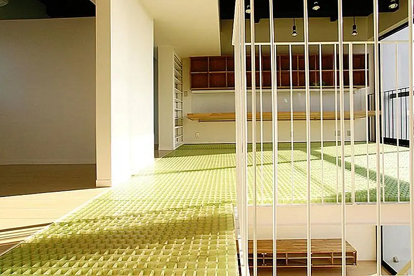 Дом с мужчиной, живущий в Японии