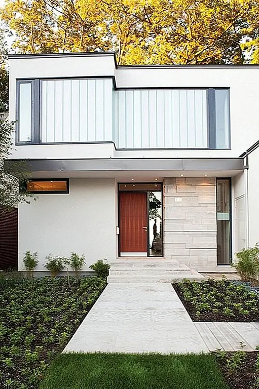 Задняя часть дома выходит на озеро Онтарио, и в основном это двухэтажная стена из стекла. Это позволяет получить множество естественного света, а также обеспечивает прекрасный вид на озеро. Так как это не часть дома, выходящего на улицу, конфиденциальность не была такой большой проблемой, поэтому стеклянные стены были легко интегрированы в дизайн. Кроме того, деревья - отличная обложка. {Найдена в архиве и фото от Ben Rahn / A-Frame Inc.}