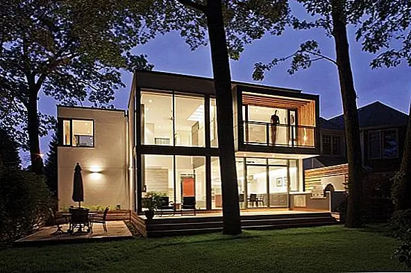 Дом с видом на озеро и высокие деревья