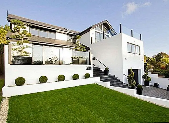 Впечатляющая современная резиденция с роскошной семейной ванной комнатой