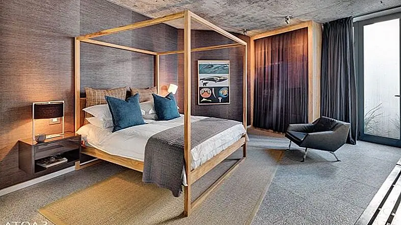 Спальня и комната отдыха находятся на более низком уровне, так сказать, в подвале. Здесь они пользуются большим количеством уединения, и поскольку это не обычный дом, они также могут предложить красивые виды. Они имеют стеклянную стену от пола до потолка, соединяющую их с улицей.