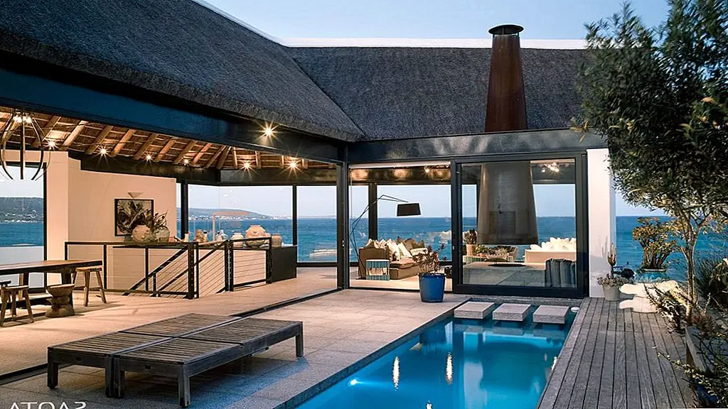 В резиденции есть приподнятый вход, который был размещен на верхнем этаже. Этот уровень был разработан как социальная зона, а нижний уровень - там, где расположены спальни и игровая комната. Таким образом, жилые помещения имеют самые красивые виды.