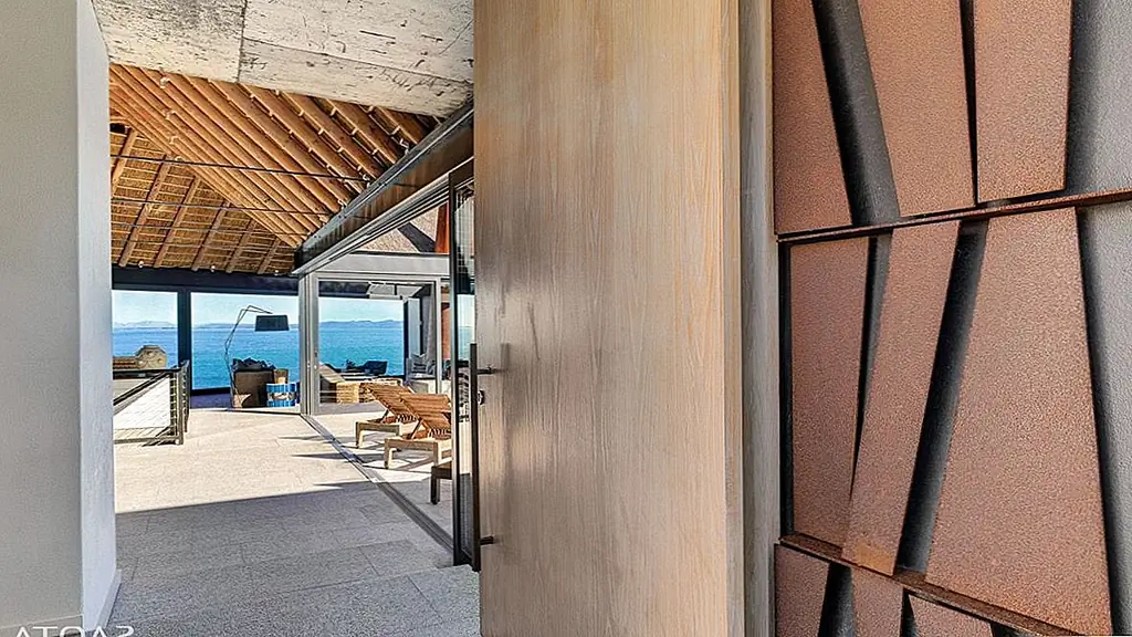 Верхний уровень - это непрерывное пространство, в котором раздвижные стеклянные двери соединяют его с зоной бассейна. Бассейн находится во дворе, защищенном от нежелательного внешнего вида. Он имеет прямой доступ к внутренним пространствам.