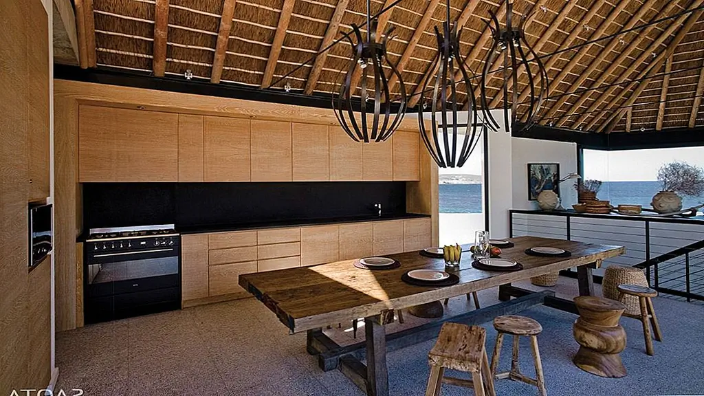 Жилая площадь, столовая и кухня соединены и имеют простор. Каждая зона имеет свои интересные элементы дизайна. Например, в гостиной есть камин с конической формой дымохода из выветрившейся стали, который имеет большое визуальное воздействие на декор этой конкретной области.