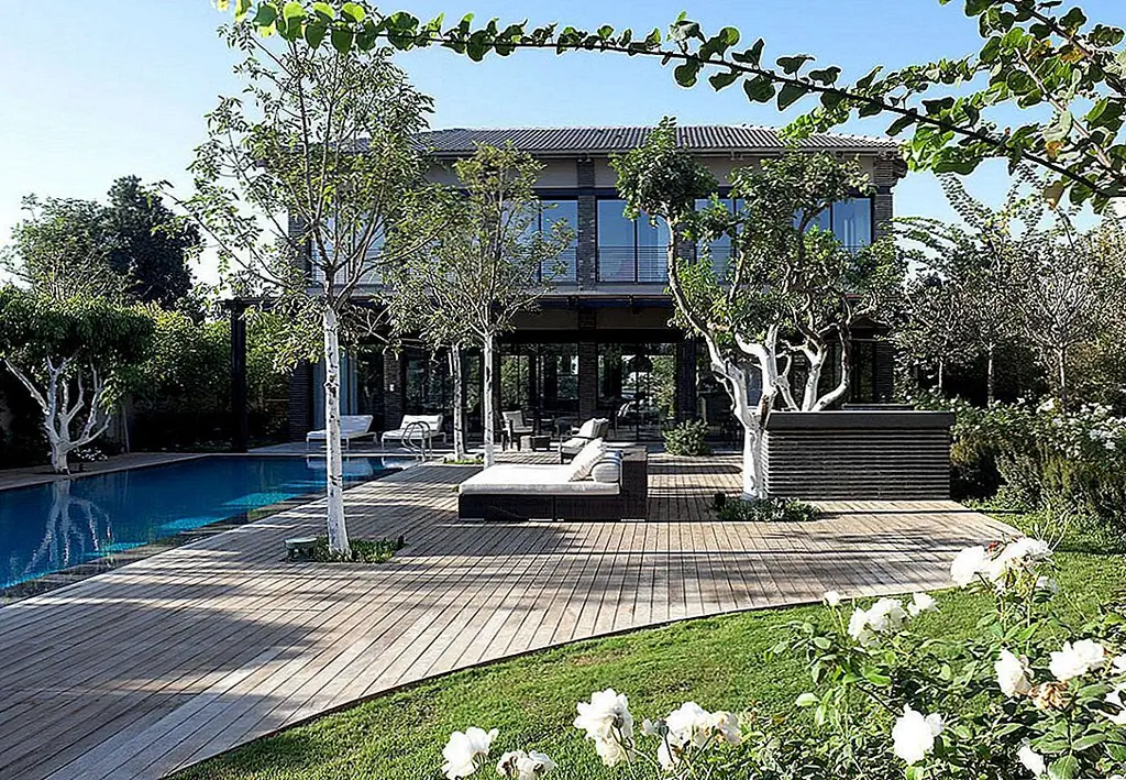 Вдохновляющая частная резиденция предлагает тень под израильским солнцем