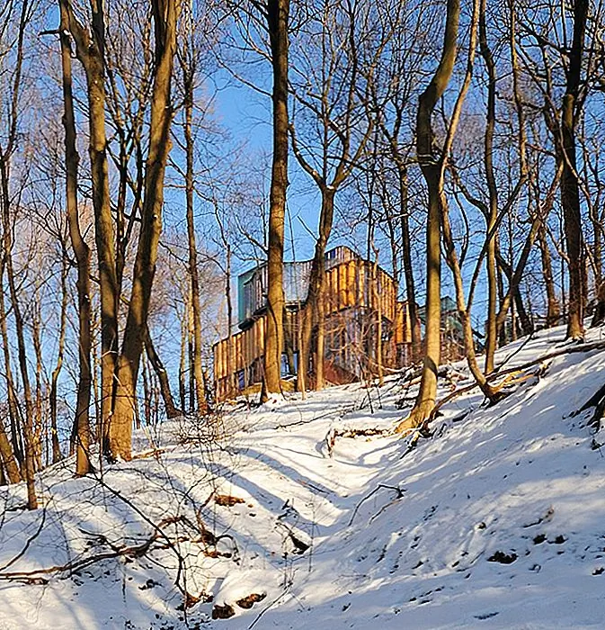 Бриджит Шим и Говард Сатклифф - это два художника, которые преуспели в завершении этого настоящего произведения искусства. Ну, правда, они были вправе тратить все, что было необходимо, и они потратили около 24 миллионов долларов на этот дом, но специалисты говорят, что это стоит того. Не только это уникальное хо-е, с большим количеством места для всех видов досуга, но оно также предлагает вам возможность проводить концерты в середине нигде, вдали от города и дыма.