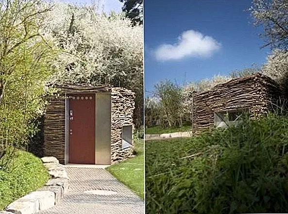 Интересное деревянное здание на гольф-поле Лаутерхофен, Германия