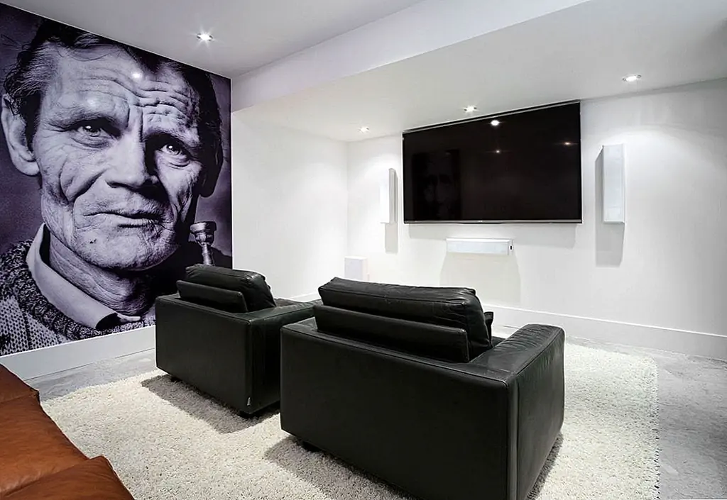 Единственная комната без окон - это домашний кинотеатр. Но это не делает его менее впечатляющим. Черное и белое комбо - главная привлекательность в этом случае.