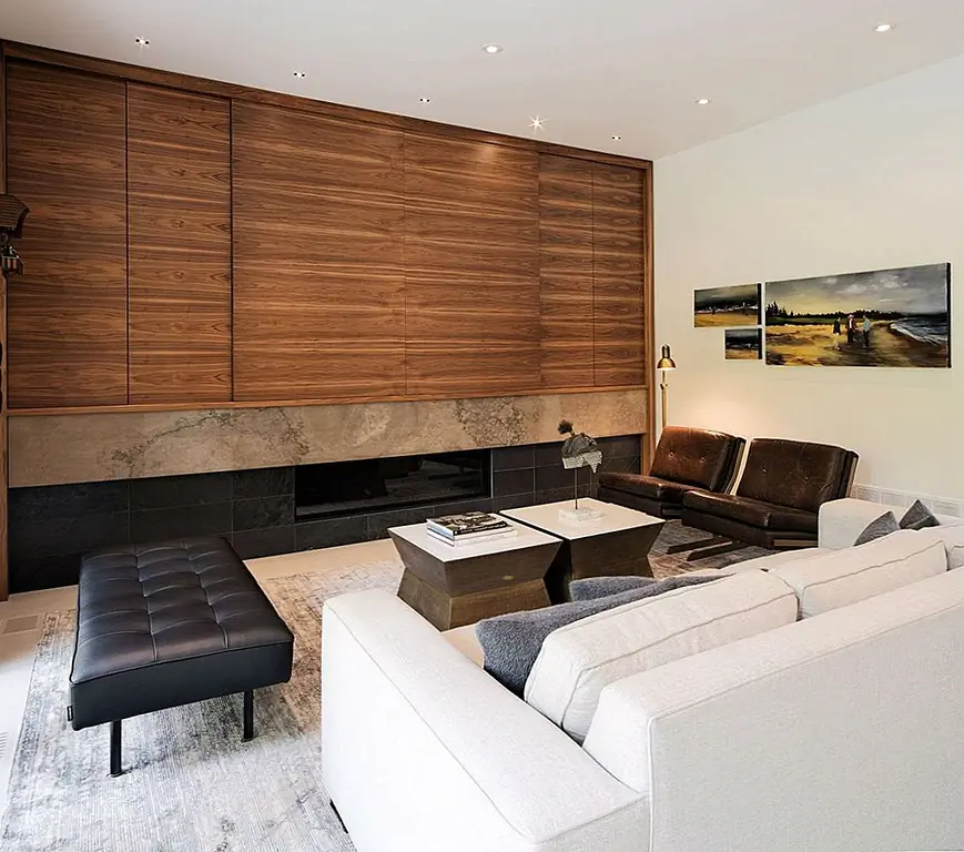 Именно здесь контрасты стали важной частью проекта. С одной стороны, жилая площадь и остальная часть общественных помещений спроектированы как очень яркие и открытые площадки. Они имеют огромные окна и большие отверстия, а также яркие цвета и яркие акценты.