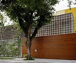 В доме alseo есть бассейн и танцпол для занятий балетными процедурами, в дополнение к этому у них есть две спальни и другие комнаты, такие как ванные комнаты и кухня, которые необходимы каждому месту жительства. У нее также есть отдельная комната; это пространство закрыто только экраном из бетонной стены. Это поможет ей увидеть город на горизонте. На верхнем этаже есть большая открытая развлекательная зона. Строительство дома составляет 598,39 квадратных метров, а участок площадью 700 квадратных метров.