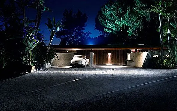 Очень интересная особенность - это кессонная крыша, которая покрывает пространство между гостиной и развлекательной зоной и доходит до бассейна. Это очень красивый образец невероятной архитектурной работы, произведения искусства. Резиденция также предлагает очень красивые виды, которыми можно любоваться как внутри, так и снаружи. Фактически, он был спроектирован таким образом, что он естественным образом смешивается с окружающей средой. {Найдено на designboom и рисунках artjocks}