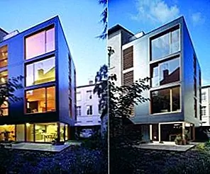 Черный дом с привлекательным и уютным интерьером