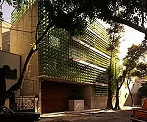 Необычный фасад здания в Мехико