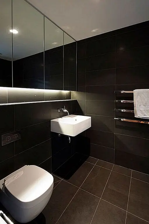 Основные жилые площади расположены на верхнем этаже, соединенные светом, заполненным лестничным валом, через вход в двухэтажное фойе на уровне спальни. Жилые помещения гармонично связаны с балконами и крытыми террасами, идеальное место для приятного теплого вечера после долгого утомительного дня. Каждый номер современный и элегантный, простой и роскошный, независимо от того, насколько хорошо оборудованная кухня, хорошая гостиная или красочная детская комната, все приветливые и приятные. {Found on homedsgn}