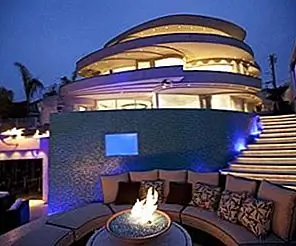 Изысканная современная резиденция, которая предлагает потрясающие виды