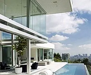 Изысканный голливудский особняк захватывает живописные виды города