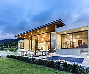 Модный дом в озере поднимается над пейзажем, чтобы принести взгляды