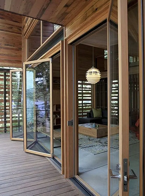 Жилая площадь довольно огромная, и она позволила архитектору играть с пространством и формами, как он считал нужным, получив замечательный результат. Если вы видите структуру снаружи, из-за нее через лес, вы никогда не угадаете, что лежит под поверхностью. Он больше похож на депо или какое-то хранилище с внешней стороны, покрытой металлическими листами и деревом.