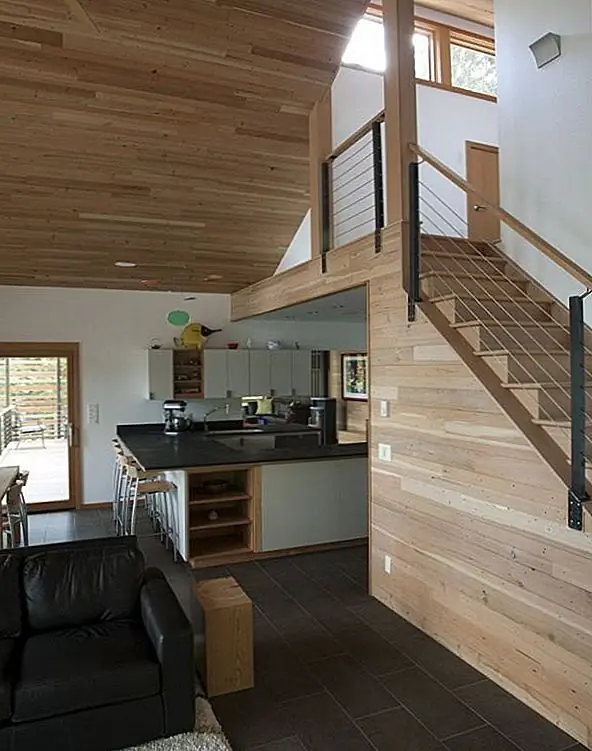 Но как только вы окажетесь перед зданием, довольно ясно, что это дом и прекрасный, чтобы быть справедливым. Из-за неровной местности в доме есть довольно красивые шаги из горных скал, а затем есть входная дверь и окна, дающие вам подсказку о великолепном интерьере. Простой, но очень уютный дизайн интерьера также основан на дереве - так как это место для монтажа, и это материал выбора. Я люблю это.