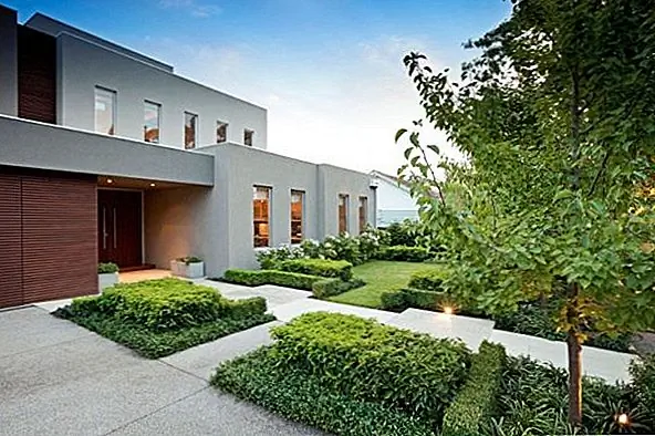 Конечно, это не останавливается на достигнутом. Там также замечательный задний сад. Ну, это не совсем сад, но, как видите, повсюду вегетация. Зеленый забор, который можно увидеть возле бассейна, абсолютно замечателен. Это обеспечивает конфиденциальность, и это также очень хорошая вещь, чтобы посмотреть, пока вы отдыхаете.