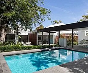 Довоенный дом имеет кирпичные тома, соединенные мостами и садами