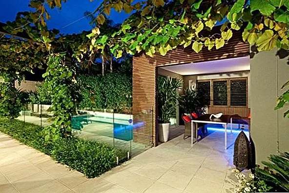 Открытые пространства расположены между зелеными полосами растительности. Кроме того, верхний уровень заключен в зеленый барьер, который обеспечивает самые красивые виды. Что касается интерьера, все, что мы можем сказать, это то, что оно освежает и красиво, как внешность. Кто бы мог подумать, что эта резиденция скрывает такой эффектный дизайн? Переход между внутренним и внешним пространством является бесшовным и очень гладким. Это делает все настолько гармоничным и приятным. Это прекрасный пример дома мечты. {Images by Simon