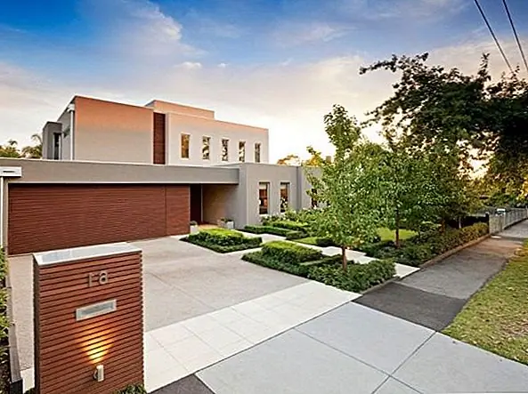 Минималистский внешний дом с красивыми садами в графствах Суррей