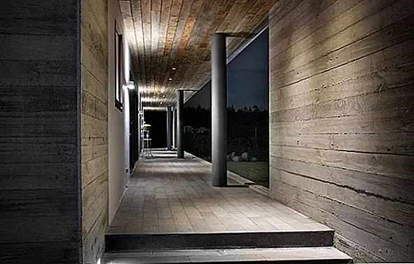 Жилая / столовая комната расположена в центре дома, и она может быть подана в суд как на крытую террасу, так и в гостиную / столовую. Чтобы создать единый декор, на всей территории дома был подан необработанный опалубочный опалубки. Результатом стала контрастная, но очень простая и шикарная резиденция с бесконечным дизайном, который идеально интегрируется в этом районе и хорошо реагирует на тропический климат. Это также очень уютный и привлекательный дом, расслабляющий отдых. {Найденный в Archdaily и разработанный rethinkstudio}