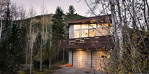 Современная резиденция Aspen, демонстрирующая игривое сочетание материалов