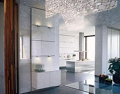 Высокие белые стены прекрасно сочетаются с белыми диванами, дорогой фурнитурой и стеклянными столами. Сопоставление контраста, найденное с размещением цветной посуды, художественных работ и стратегически расположенных резных фигур и картин, добавляет особый вкус, который не встречается во многих современных проектах.