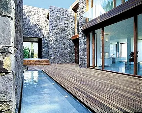 Что еще? Между нигде в этой мощеным каменной стеной нет проходной арки, которая открывается к привлекательным газонам и садам снаружи. Яркие и белые цвета никогда не обращались ко многим людям, но то, как Роман Эстев использует свою волю, очарует вас.