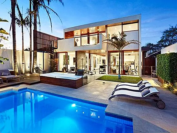 Современный семейный дом в Австралии, демонстрирующий дизайн режущего края и тонкую роскошь