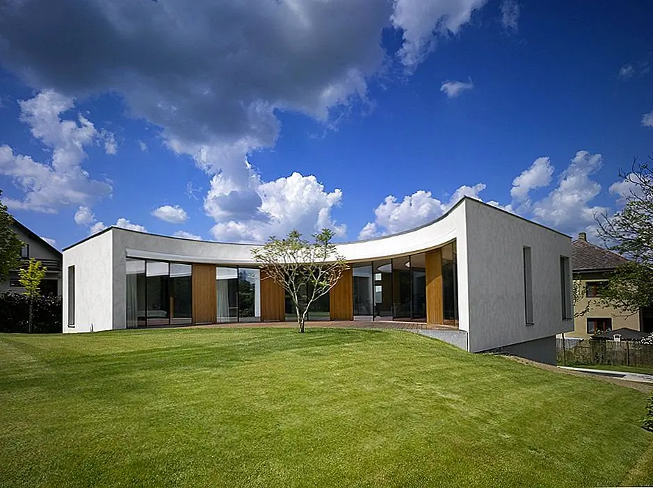 Современное семейное отступление с изогнутым верхним уровнем: Дом Ревнице