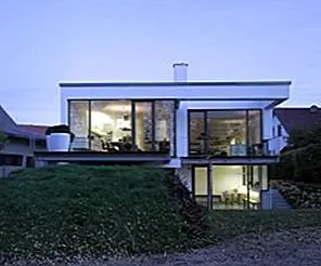 Двухэтажный дом, построенный в сложном районе Германии