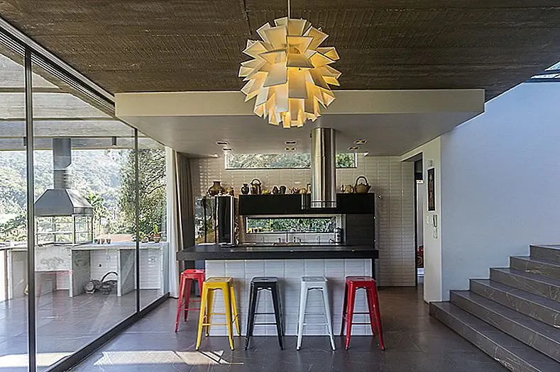 Внутренние пространства открыты и в некоторых случаях разделены стеклянными панелями, которые пропускают свет, обеспечивая также плавный переход между объемами. социальные зоны также легко соединяются с открытой террасой, которая может служить расширением внутреннего пространства, а также отдельным объемом. Частные районы, расположенные на верхнем уровне, имеют прекрасный вид на окрестности и имеют свои собственные связи с природой.