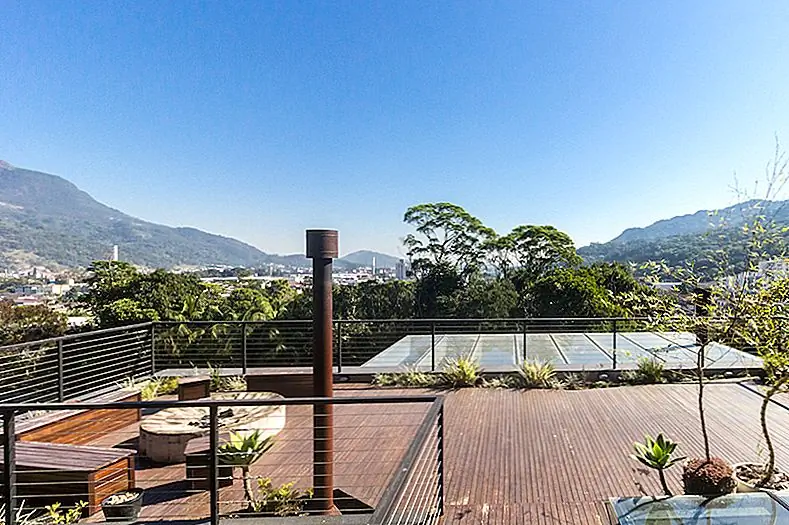 Западный фасад оснащен этими привлекательными панелями из перфорированной кортичной стали. Они позволяют свету проникать внутрь и выходить через ряд маленьких квадратных отверстий, которые создают интересные визуальные эффекты. В течение дня естественный солнечный свет проникает в дом и проецируется на стены и пол, а ночью искусственный свет внутри дома образует привлекательный узор, который связывает дом с огнями города, видимыми на расстоянии.