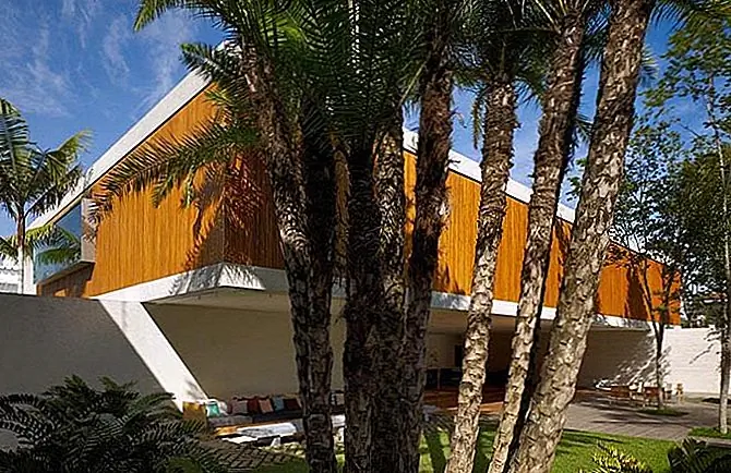 Современный дом в Сан-Паулу, украшенный красивыми скульптурами и картинами