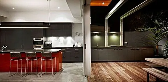 Из-за ограничения бюджета они были сосредоточены на объеме, цвете и естественном освещении, что сдерживало затраты до минимума. Другим эффектом бюджетных ограничений было предотвращение включения подвального автостоянки, но они обеспечивали парковку на улице. Кроме того, этот потрясающий дом представляет четыре спальни и кухню открытой планировки, гостиную и обеденную зоны, которые открываются в большой задний двор. С помощью дворов на восток и запад, архитекторы увеличили естественную вентиляцию и уменьшили потребность в кондиционировании воздуха.