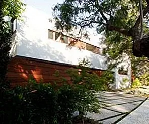 Резиденция Chic San Lorenzo с стальными и стеклянными пространствами