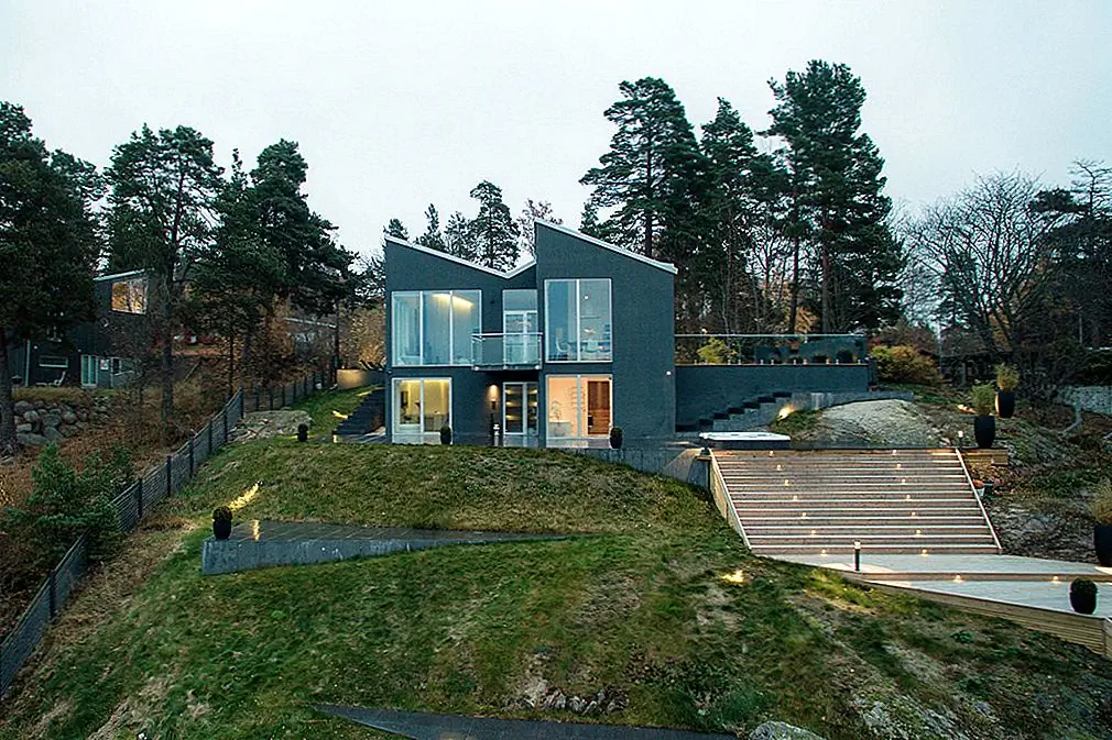 Современная вилла в Швеции предлагает панорамные виды на море