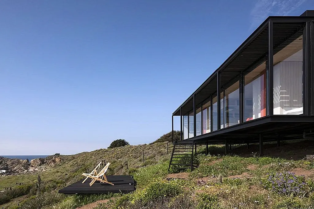 Проект состоялся в 2014 году, и дом был прототипом. Он был построен в Чили всего за 45 дней. Потребовалось 4 дня, чтобы переместить все на сайт и 6 часов, чтобы установить все.