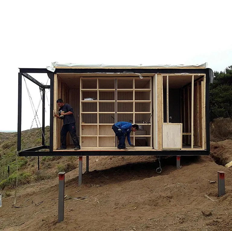 Дизайн интерьера прост и элегантен. Древесина предлагает теплое и приятное свечение, а мебель функциональна и спроектирована так, чтобы быть практичной, не обязательно передавая сложный вид. Стеклянные фасады открывают комнаты с великолепными видами с обеих сторон и позволяют естественному освещению проникать во все области дома.