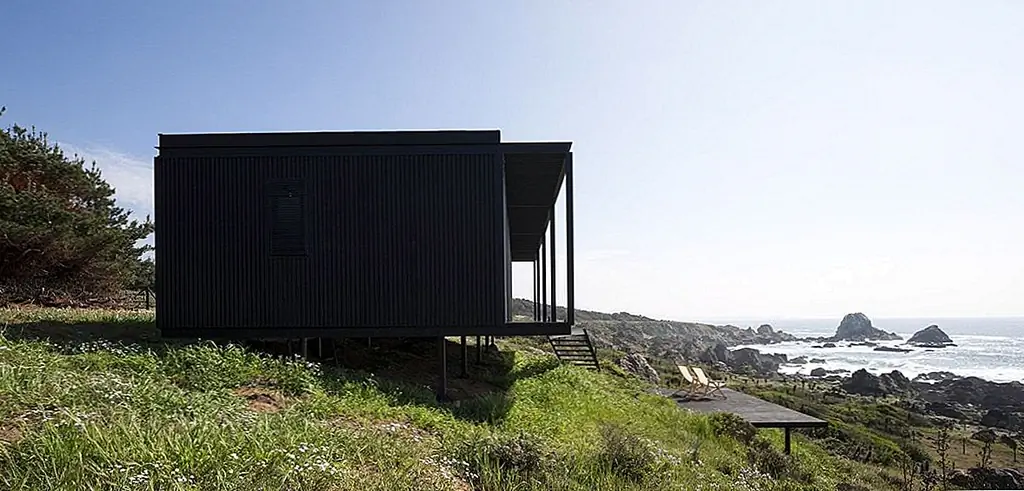 Дом состоит из четырех одинаковых модулей размером 3,5 на 6 метров. Это максимальная ширина и высота, которые позволяли команде переносить модули без сопровождения полиции. Интерьер состоит из 3 спален, 2 ванных комнат, кладовой и центрального жилого помещения с кухней и обеденной зоной.